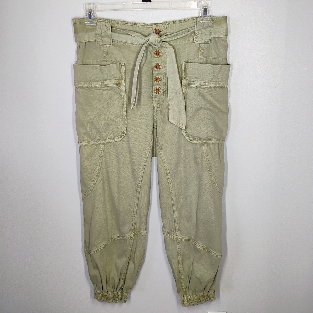 *NWOT* We The Free Olive Green Cropped Cargo Pants. Size Medium